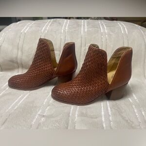 EUC Vintage Foundry Co Skylar Booties